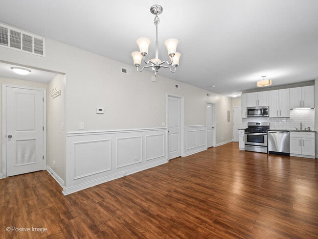 2441 N Harding Ave in Chicago, IL - Building Photo - Building Photo