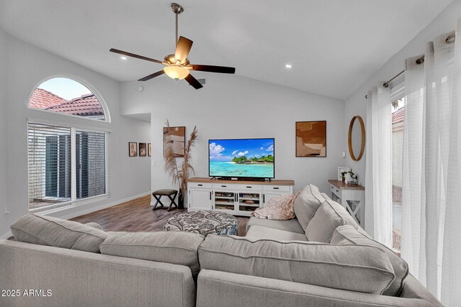 1510 E Commerce Ave in Gilbert, AZ - Foto de edificio - Building Photo