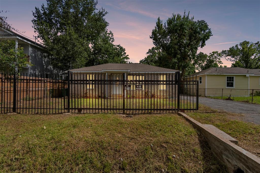 8150 Snowden St in Houston, TX - Building Photo