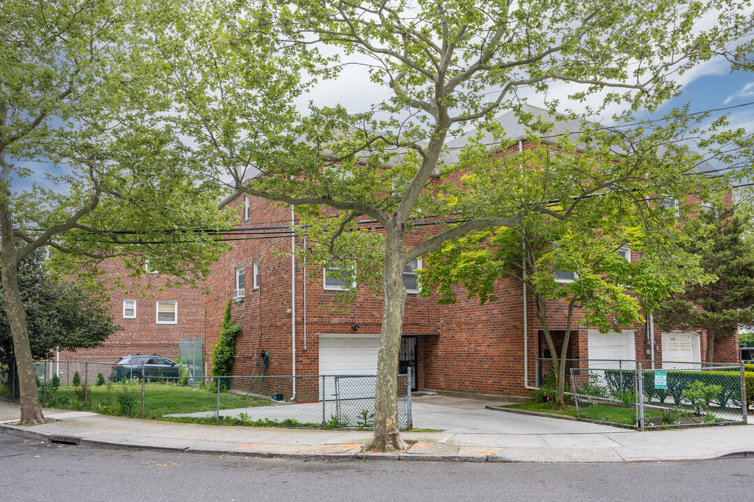 20-49 Elk Drive in New York, NY - Foto de edificio