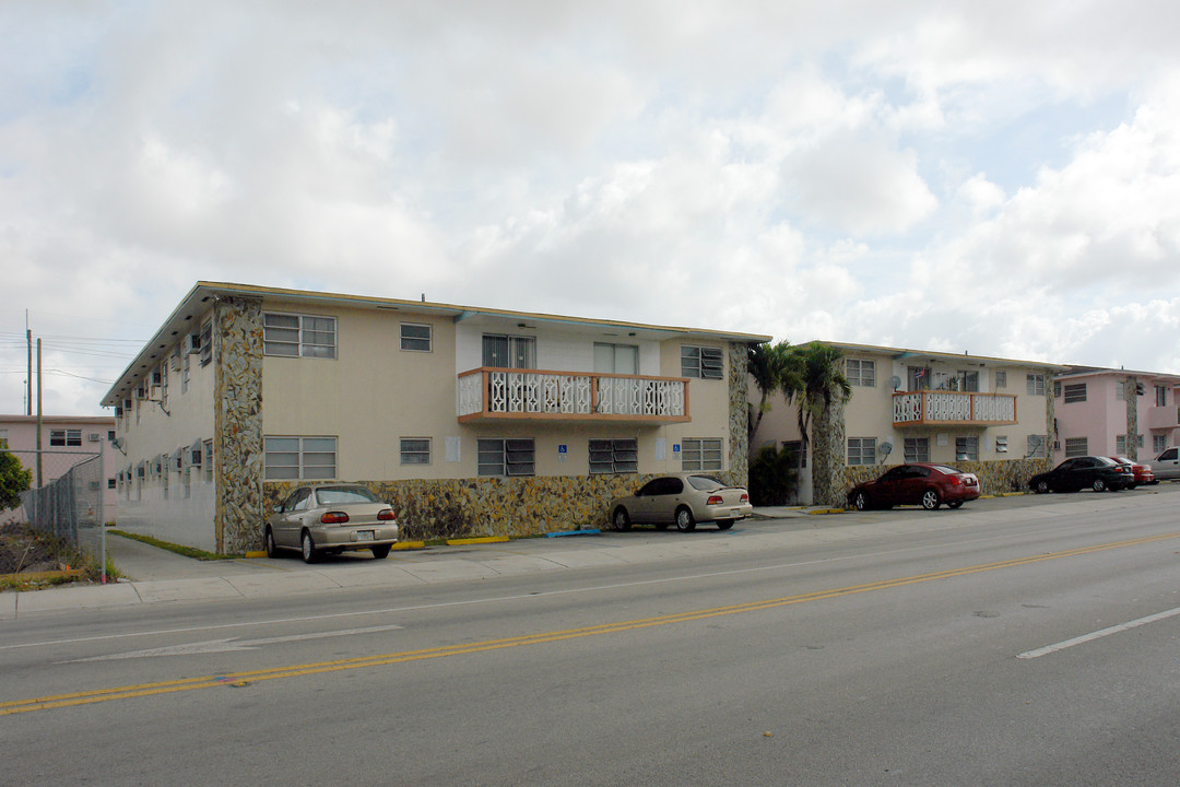 115 E 9th St in Hialeah, FL - Building Photo