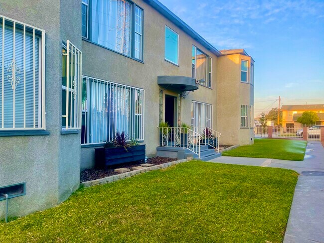 8991 Burke Ave in South Gate, CA - Foto de edificio - Building Photo