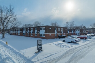 Meadowbrook Apartments in Windsor, ON - Foto de edificio - Building Photo