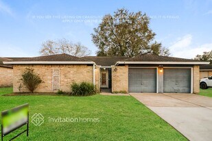 2415 Pilgrims Bend Dr in Friendswood, TX - Building Photo