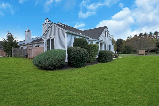 2555 Youngs Ave in Southold, NY - Foto de edificio - Building Photo