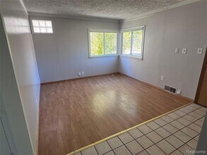 949 W Farnum Ave in Madison Heights, MI - Foto de edificio - Building Photo