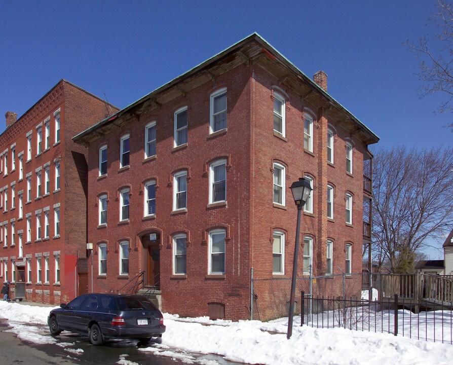 24 N East St in Holyoke, MA - Foto de edificio