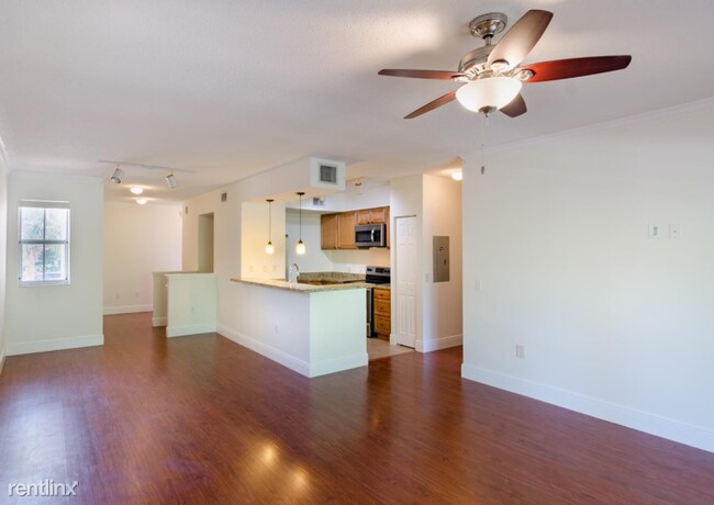 2458 Centergate Dr in Miramar, FL - Building Photo - Building Photo