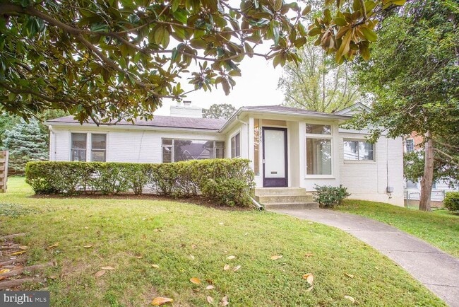 5205 Saratoga Ave in Chevy Chase, MD - Building Photo - Building Photo