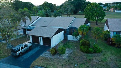 9311 Wedgewood Dr in Tamarac, FL - Building Photo - Building Photo