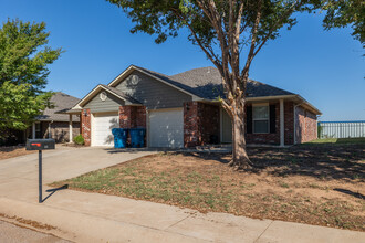 Cottage Park Newcastle in Newcastle, OK - Foto de edificio - Building Photo