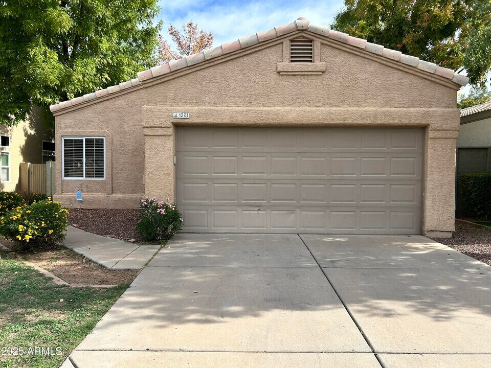 1233 N Pebble Beach Dr in Gilbert, AZ - Building Photo