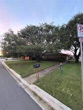 1302 Crescent St in Denton, TX - Building Photo - Building Photo