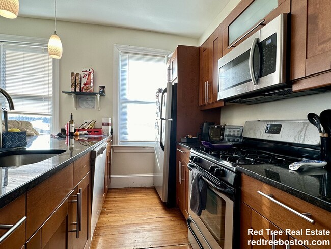 12 Wensley St, Unit 1 in Boston, MA - Foto de edificio - Building Photo