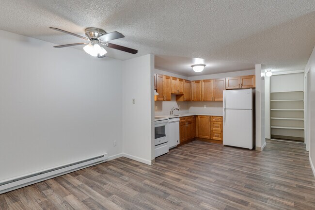 Creekside Commons Apartments in Tigard, OR - Building Photo - Interior Photo
