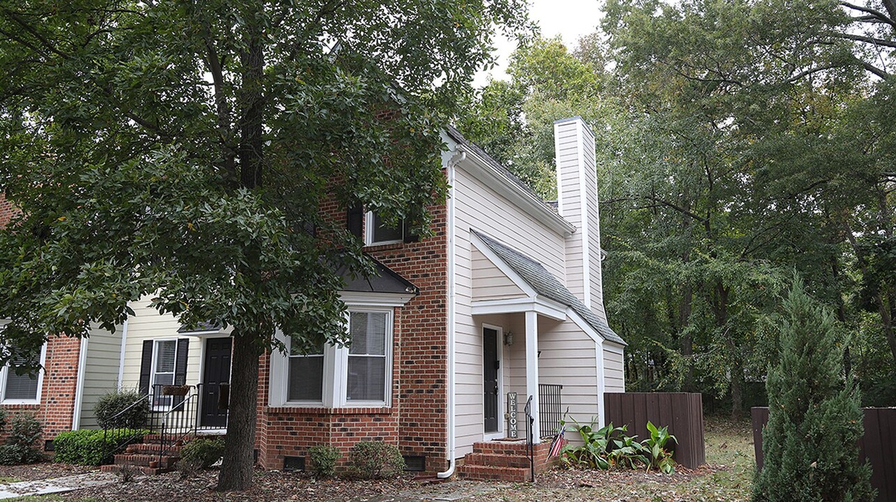 1 Forest Glen in Chapel Hill, NC - Building Photo