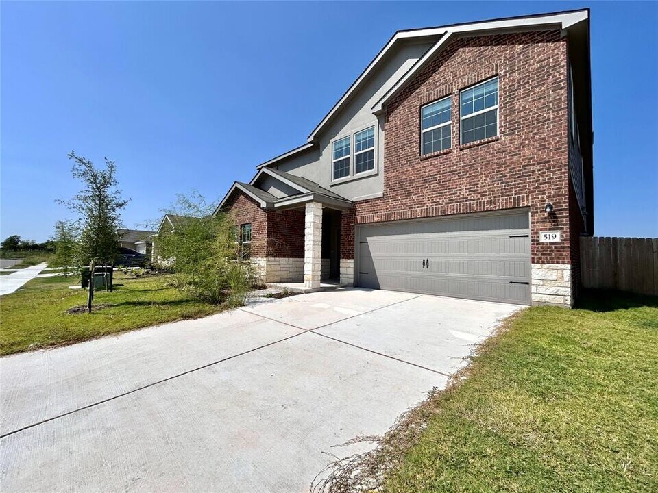 519 Vantage Dr in Hutto, TX - Building Photo