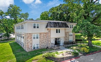 Riverview Oaks Apartments in Des Moines, IA - Building Photo