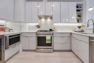 332 Newark Ave in Jersey City, NJ - Building Photo - Building Photo