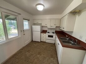 802 N 20th Ave in Kelso, WA - Building Photo