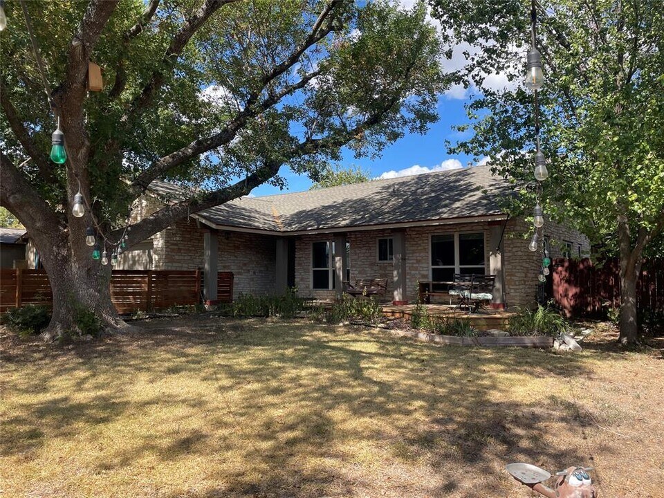 2404 N Shields Dr in Austin, TX - Building Photo
