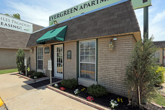 Evergreen Apartments in Tulsa, OK - Foto de edificio - Building Photo