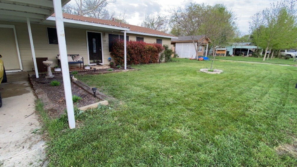 13 Hollywood Dr in Lampasas, TX - Building Photo