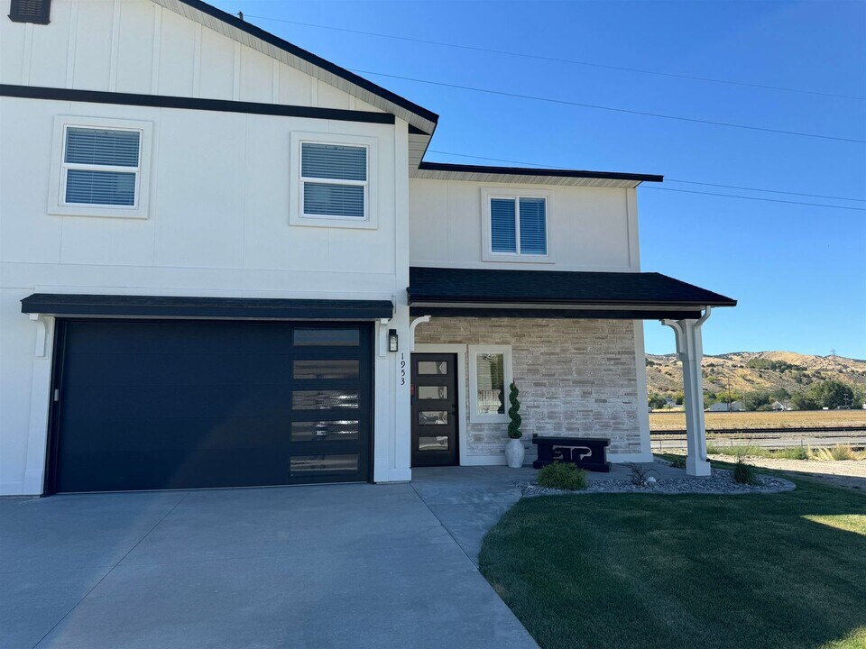 1953 S 1st Ave in Pocatello, ID - Building Photo