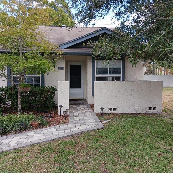 657 Laguna Vista Ct in Largo, FL - Building Photo