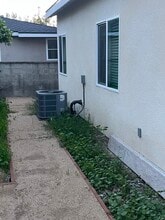 8130 Sylmar Ave in Los Angeles, CA - Foto de edificio - Building Photo