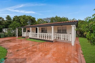 1075 NW 133rd St in North Miami, FL - Foto de edificio - Building Photo