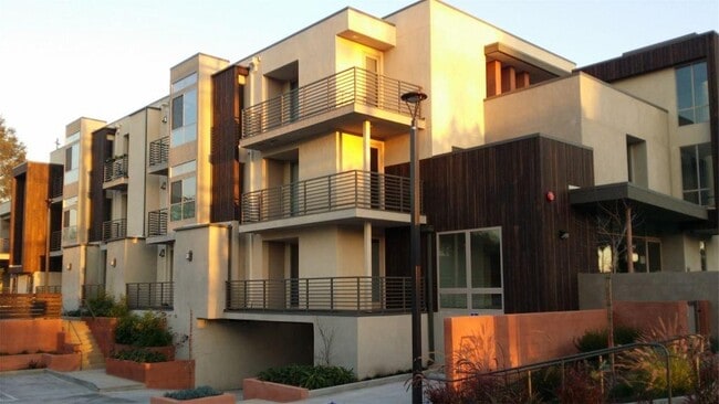 1008 N Monterey St, Unit 101 in Alhambra, CA - Building Photo - Building Photo