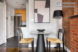 566 Hudson St in New York, NY - Building Photo - Building Photo
