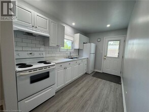 100 Lake Ave Dr in Hamilton, ON - Building Photo - Building Photo