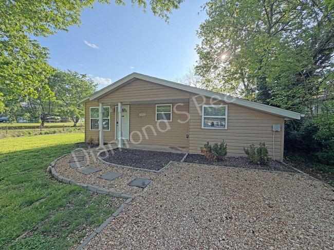 1152 S Hillcrest Ave in Springfield, MO - Building Photo - Building Photo