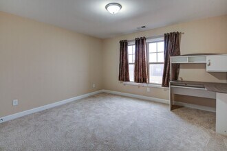 325 Cranbrooke Cir in Suwanee, GA - Foto de edificio - Building Photo