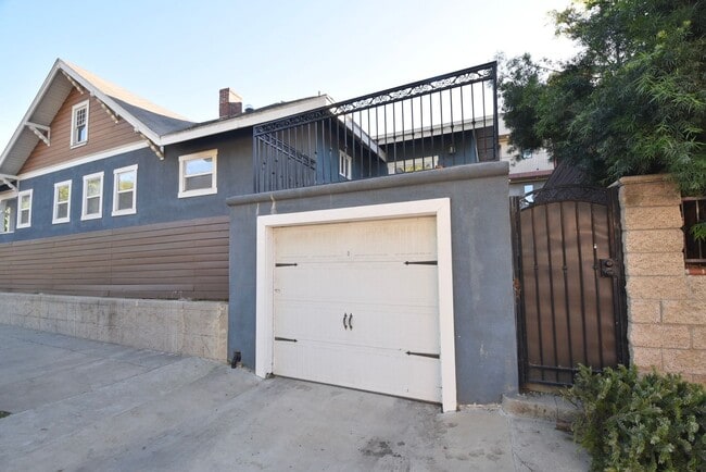 2214 Elsinore St in Los Angeles, CA - Foto de edificio - Building Photo