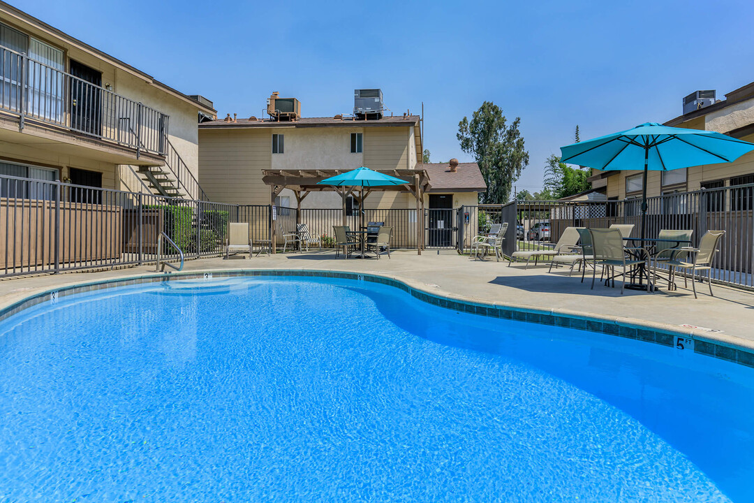 Plaza del Real in Bakersfield, CA - Foto de edificio