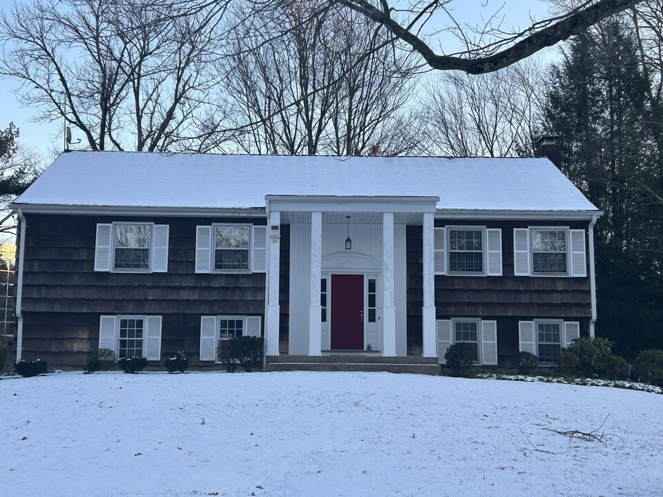 33 Loughran Ave in Stamford, CT - Building Photo