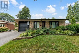21 Hills Rd in Ajax, ON - Building Photo