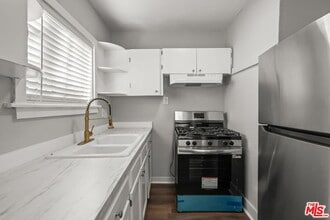 5724 La Mirada Ave in Los Angeles, CA - Building Photo - Building Photo