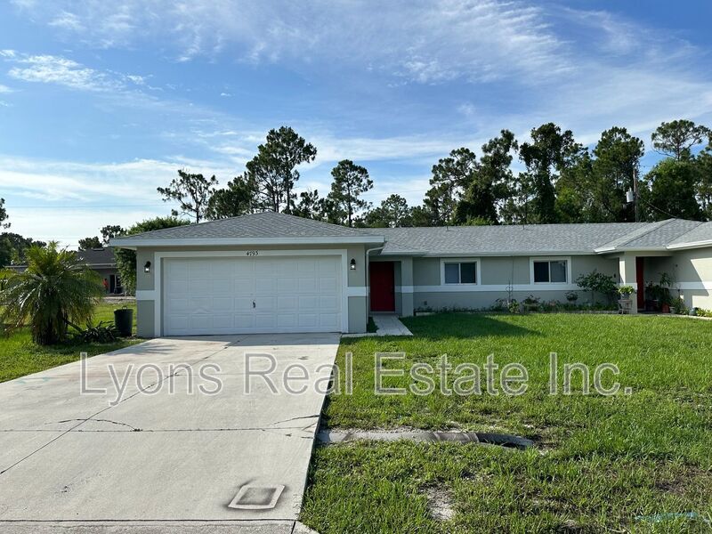 4793 Jordan Ave S in Lehigh Acres, FL - Building Photo