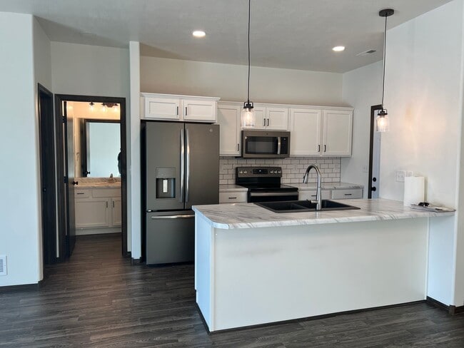 4607 E Leubecher Pl in Sioux Falls, SD - Building Photo - Building Photo