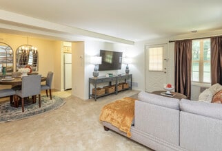 Spring Hill Apartments & Townhomes in Parkville, MD - Building Photo - Interior Photo