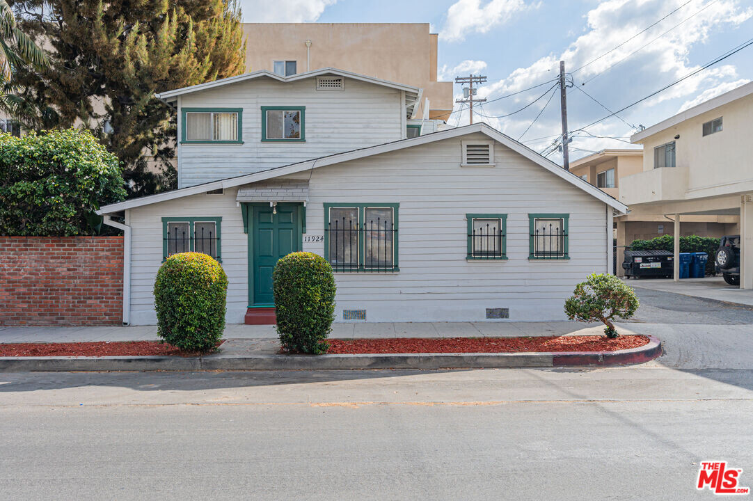 11924 Rochester Ave in Los Angeles, CA - Foto de edificio