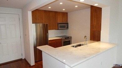 3208 City Pl, Unit 3208 in Edgewater, NJ - Foto de edificio - Building Photo