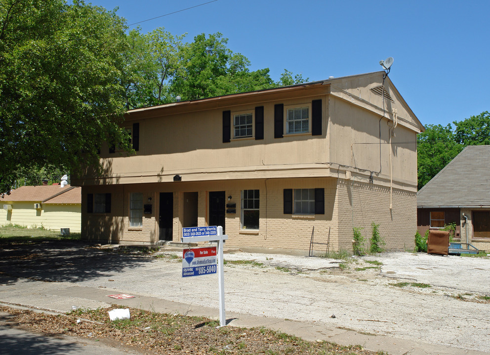 1702 Hunt St in Commerce, TX - Building Photo