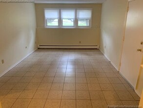 59 Manchester St, Unit 2 in Leominster, MA - Foto de edificio - Building Photo