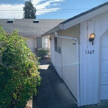 1469 Cameo Ct in Grants Pass, OR - Building Photo - Building Photo