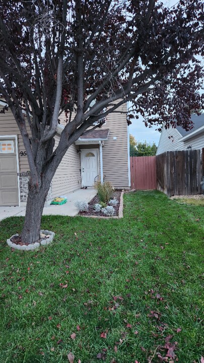9548 W Weir Hollis Dr in Boise, ID - Building Photo